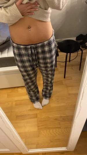 Rutig mjukisbyxa med snörning - Säljer ett par mjukisbyxor, najs, baggy. Bara att säga till om du har några frågor, finns ett litet hål bak. 