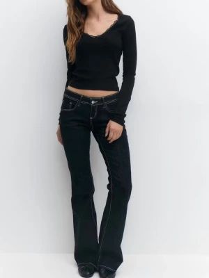 Ultra low waist Flare jeans - Snygga mörkblå flare jeans från Gina tricot med vita kontrastsömmar och klassisk femficksdesign. Jeansen är väldigt lågmidjade och snygga, måste tyvärr sälja dem då dom är för korta för mig (är 175) och gillar om dom är mer till marken men är du upp runt 170 eller kortare funkar det fint. Dom är i nyskick och knappt använda