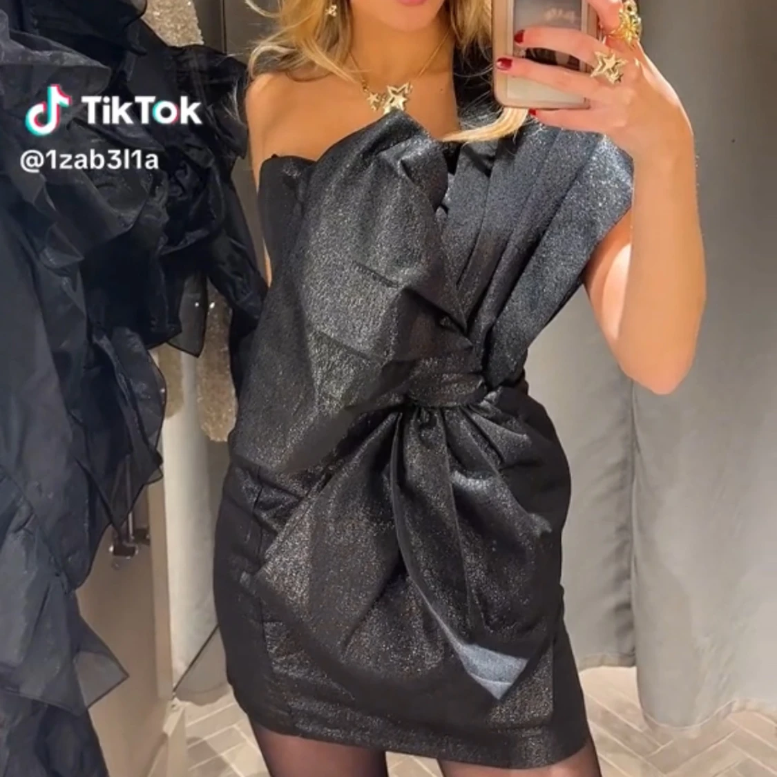 Svart glittrig oneshoulder klänning rosett - 1