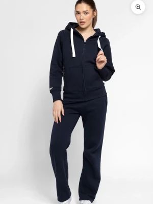 Mörkblå mjukisbyxor med snörning - Marinblått mjukisset från russemerch. Fick i julklapp men var tyvärr i fel storlek. Alltså helt oanvänt. Byxorna är storlek XXS och tröjan i storlek XS. Hela setet kan köpas för 1000kr. Annars bara tröjan för 650kr och byxorna för 450kr☺️