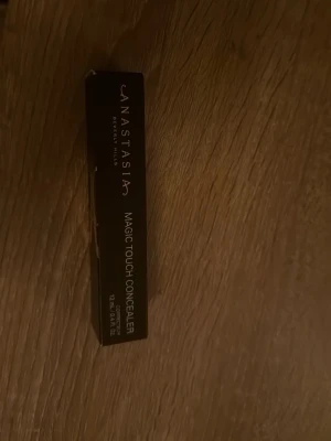 Anastasia Magic Touch Concealer 13 - Magic Touch Concealer från Anastasia Beverly Hills i nyans 13. Kommer i en snygg svart och roséguldig tub med genomskinlig botten som visar den ljusbeige färgen. Perfekt för att täcka mörka ringar och ojämnheter. Innehåller 12 ml. Köpte för 369kr. Säljer för 120kr. Har inte kommit till användning och tyvärr fel färg för mig🥰