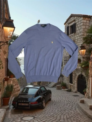 Ralph lauren tröja - Säljer en Ralph Lauren tröja i mycket gott skick! Står storlek XL men sitter som L  💸 Nypris: ca 2500 kr 🚚 Snabb frakt! Skickas inom 1–2 dagar ✅ Inga fläckar, hål eller synliga tecken på slitage.   💬 Skriv gärna vid frågor – jag svarar snabbt!