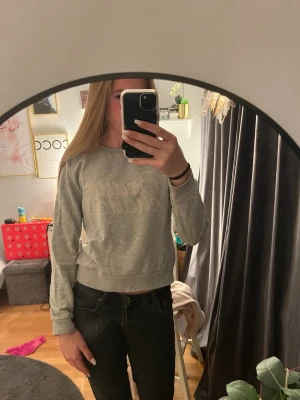 Grå sweatshirt från Gina Tricot - Säljer en grå sweatshirt från Gina Tricot i storlek S med trycket 'Bonne chance' framtill. Tröjan har rund hals, ribbade muddar och är långärmad. Perfekt för chill dagar och enkel att matcha med jeans eller leggings.