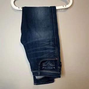 Replay anbass jeans  - Väldigt fint skick inga täcken på andvändning och finns inga skador. Storlek 34-32. Tveka inte på att ställa frågor. 