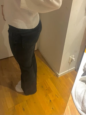 Svarta bootcut jeans - Säljer ett par svarta bootcut jeans. Dem är köpta på H&M (Divided) och är i storlek 36. Jeansen är i mycket bra skick!!🤍