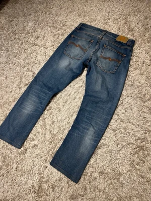 Nudie jeans grim tim slim fit herr fade blå w31 - Nudie jeans modell grim tim. Loose slim fit med en riktigt fet fade. Mycket bra skick, inga märkvärdiga defekter. Storlek 31/30. Postas samma dag slm köp eller dagen därpå🙌💯