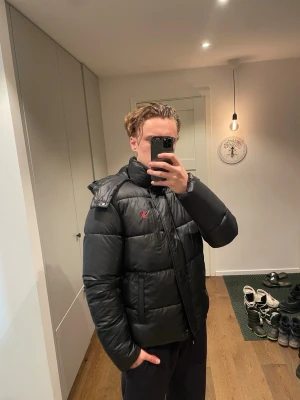 Polo Ralph Lauren vattentät puffer jacka - M - En mycket fin oanvänd  svart Polo Ralph Lauren puffer jacka som är vattentät och är i storleken M. Den har inge taggar för jag slarvade bort de men den har kvar tråden tagsen satt på. Vid eventuella frågor kontakta mig gärna!