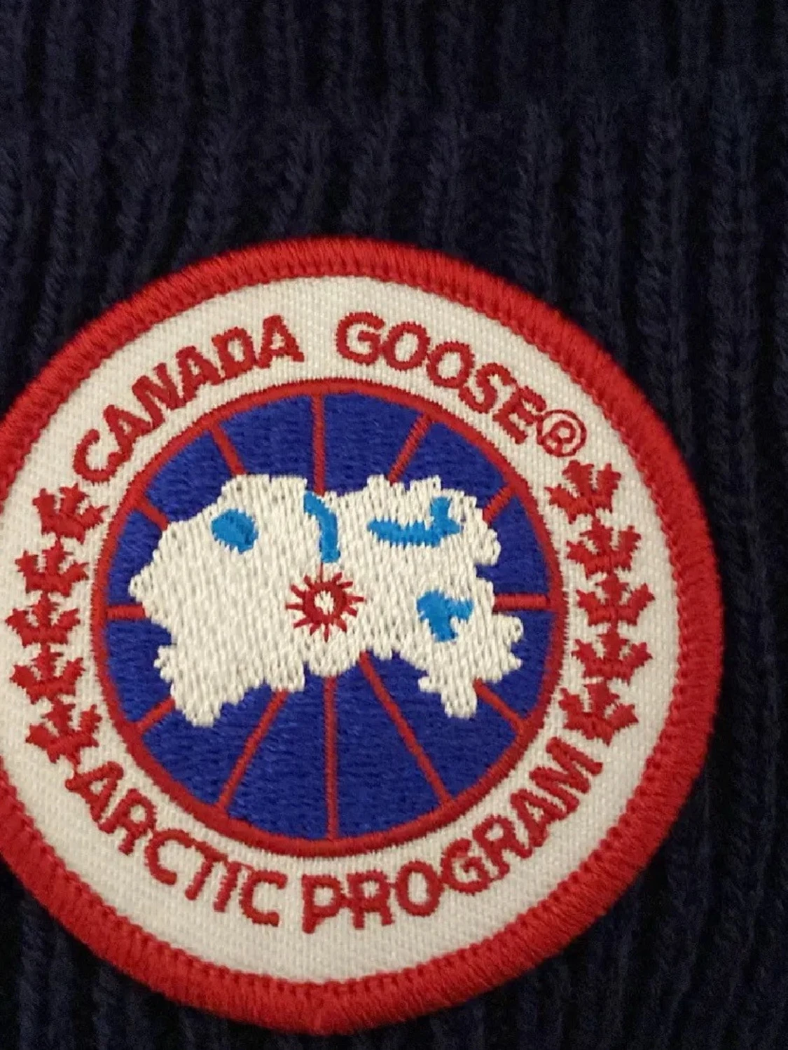 Mörkblå stickad mössa  - 2