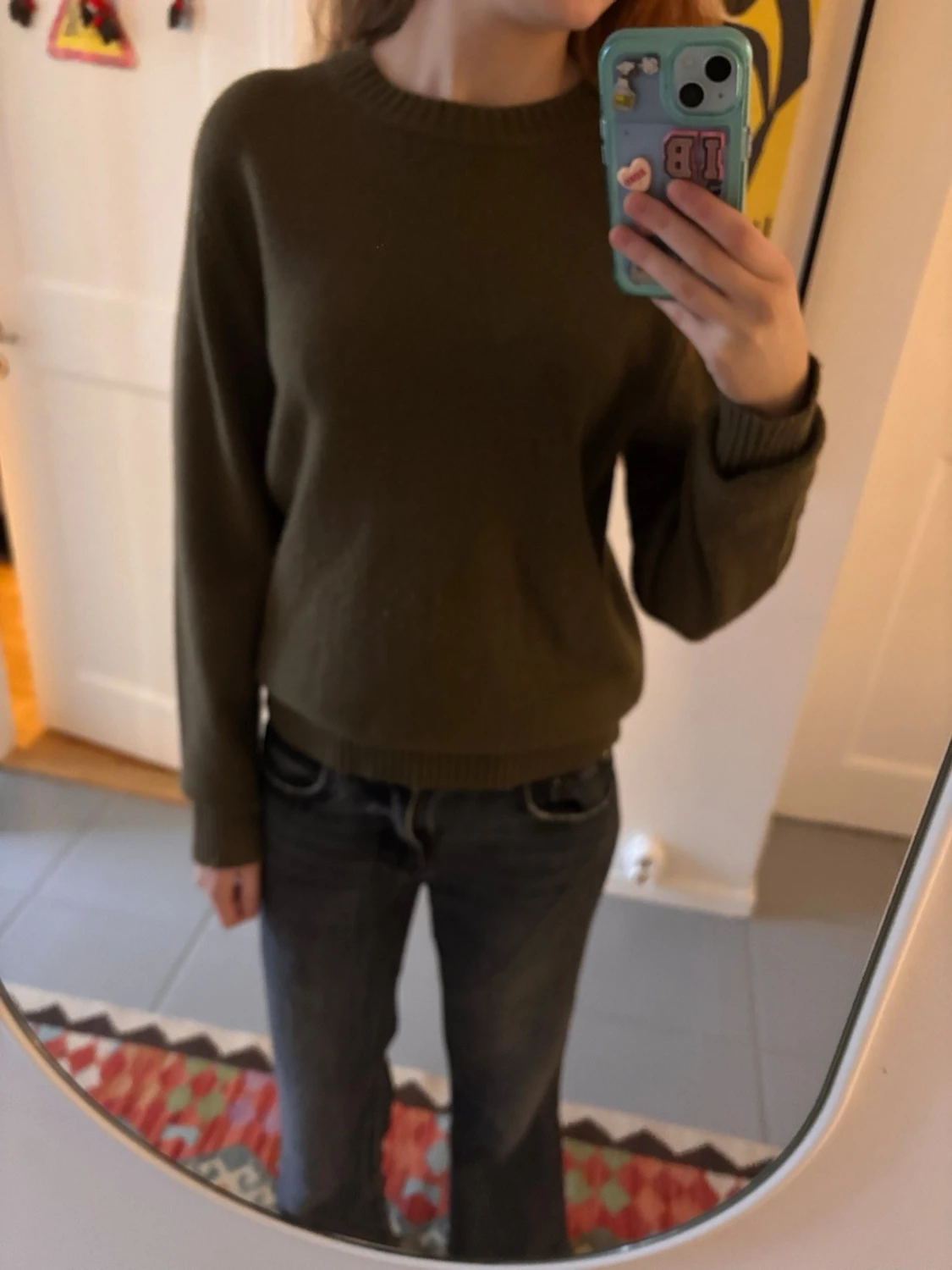 Olivgrön stickad tröja med rund hals - 1