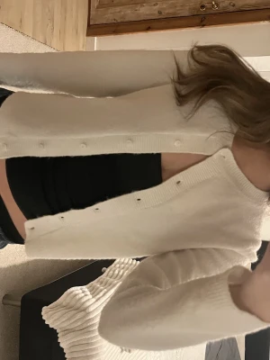 Vit kofta  - En vit kofta ifrån Hm Divided. Stl - S