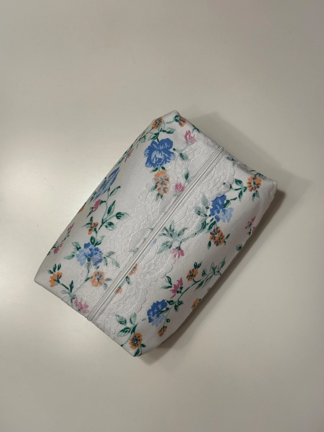 Handgjord necessär av second hand tyger