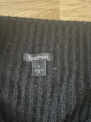 Svartvit randig stickad tröja Boohoo - Säljer en svart och vit stickad tröja från Boohoo i storlek S. Tröjan har breda horisontella ränder och lång ärm med samma randiga mönster. Den har en liten krage med dragkedja framtill. Perfekt för dig som gillar en chill och snygg stil. Den är storlek S fast räkna med att den är lång. Passar perfekt ifall man vill ha en modern men också skön och tecknade stickad tröja. 