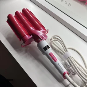 Vågtång - Säljer min vågtång/locktång då jag aldrig använder den. Är som ny. Ordinarie pris 200kr