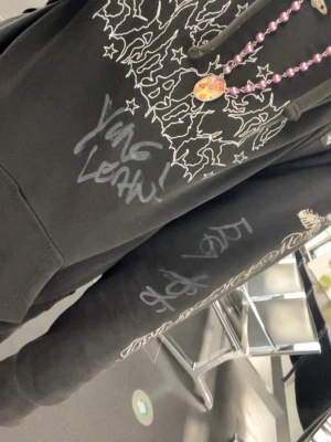 *INTRESSEKOLL* Svart Warlord Hoodie med YL, TB & YS signatur - Tänker ej sälja, bara menad för intressekoll ‼️       Yung Lean, Yung Sherman och Thaiboy Digital signerad OG svart warlord hoodie med textilpenna (försvinner alltså inte).