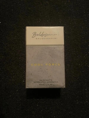 Baldessarini Cool Force 50ml - Cool Force från Baldessarini, Eau de Toilette, 50 ml. Tillverkad i Tyskland. Ingredienser: Alcohol Denat., Aqua (Water), Parfum (Fragrance), Ethylhexyl Methoxycinnamate, Butyl Methoxydibenzoylmethane, Ethylhexyl Salicylate, Limonene, Linalool, Citral, Geraniol, Citronellol.