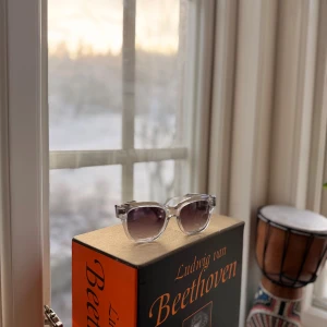  CHIMI - Säljer en stilren solglasögon från CHIMI med modern design. Västen har raka linjer och är tillverkad i syntetmaterial. Perfekt för dig som gillar minimalistisk och trendig stil. Designad i Stockholm. Tyvärr är case och box bort tappat men vi hittar på något säkert med frakten !!