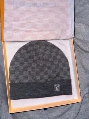 🧾 (äkta) Louis Vuitton mössa - Snygg grå mössa från Louis Vuitton med klassiskt rutigt mönster och LV-logga framtill. Mössan är stickad i mjukt material och kommer i originalförpackning. Perfekt för dig som vill ha en exklusiv accessoar med stilren design. Vinter mössa ❄️10/10 mitt pris 1850kr Kommer med kvitto och box 😁