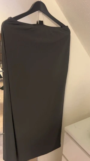 Grå långkjol  - Säljer en grå kjol köpt från Gina, sitter lite skintight och perfekt för alla tillfällen. Använd 1 gång och köpt för 349kr. Kan diskutera pris