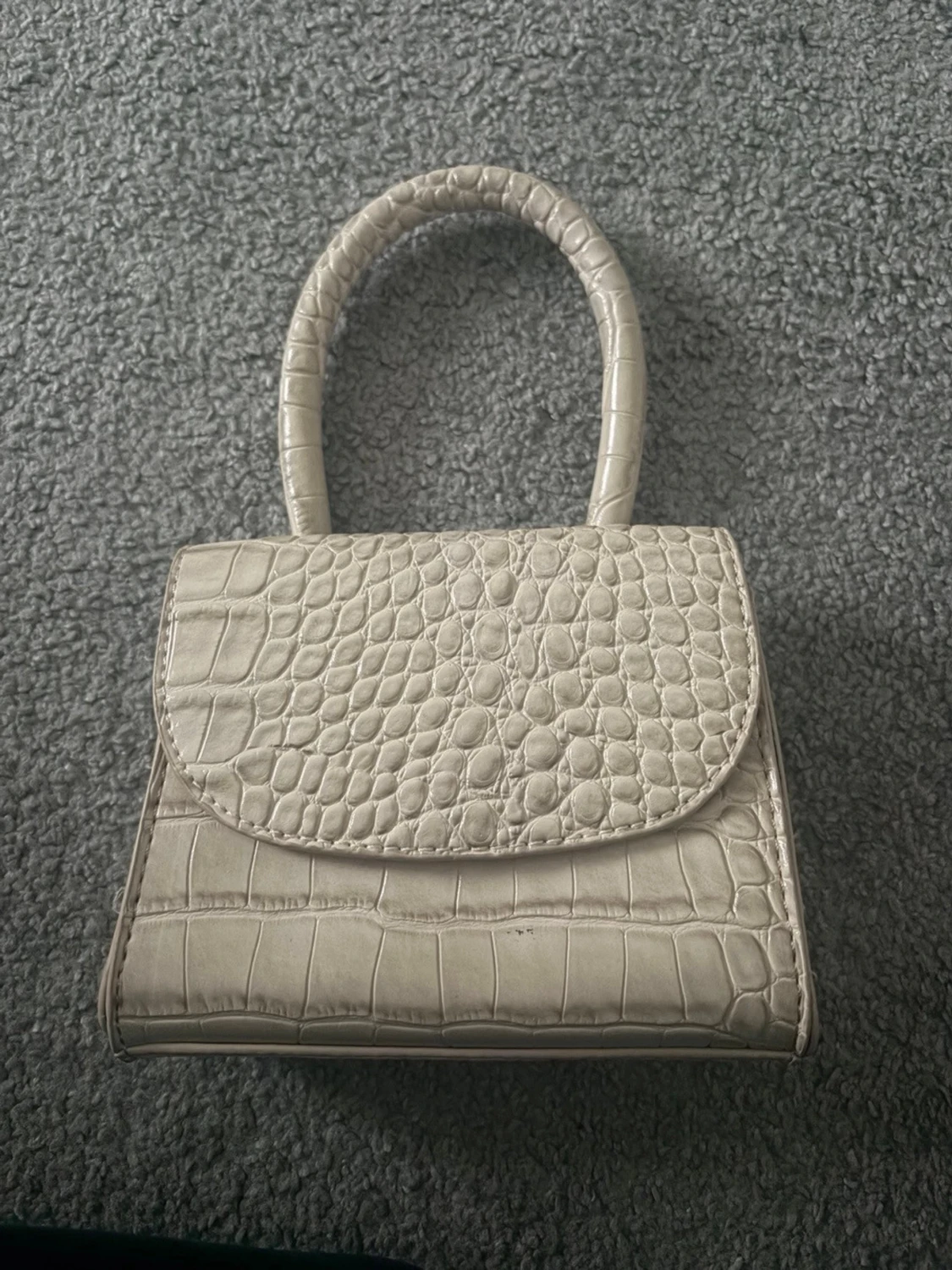 Beige handväska med krokopräglat mönster