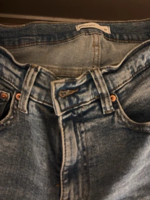 Blå bootcut jeans från Another Jeans - Snygga blå bootcut jeans från Gina tricot Jeansen har en ljus tvätt och är tillverkade i jeansmaterial med dragkedja och knapp framtill.  Använd fåtal gånger så de är som i nytt skick🩷