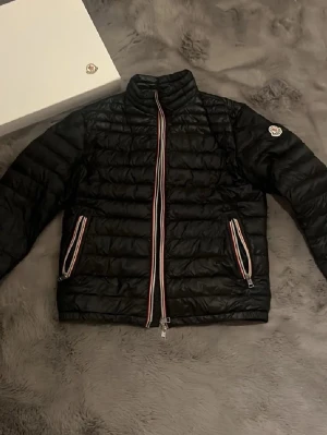 Svart Moncler jacka - Säljer denna Moncler jacka storlek 1/S,mycke fint skick.Perfekt för dessa kalla dagar. känn dig fri att skriva ifall du är intresserad.