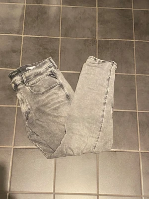 Replay Anbass Hyperflex grå jeans - Snygga Replay Anbass Hyperflex jeans i en tvättad grå färg. Modellen har klassisk femficksdesign, smal passform och stretchigt material som ger extra komfort. Frågor o funderingar bara att höra av er!