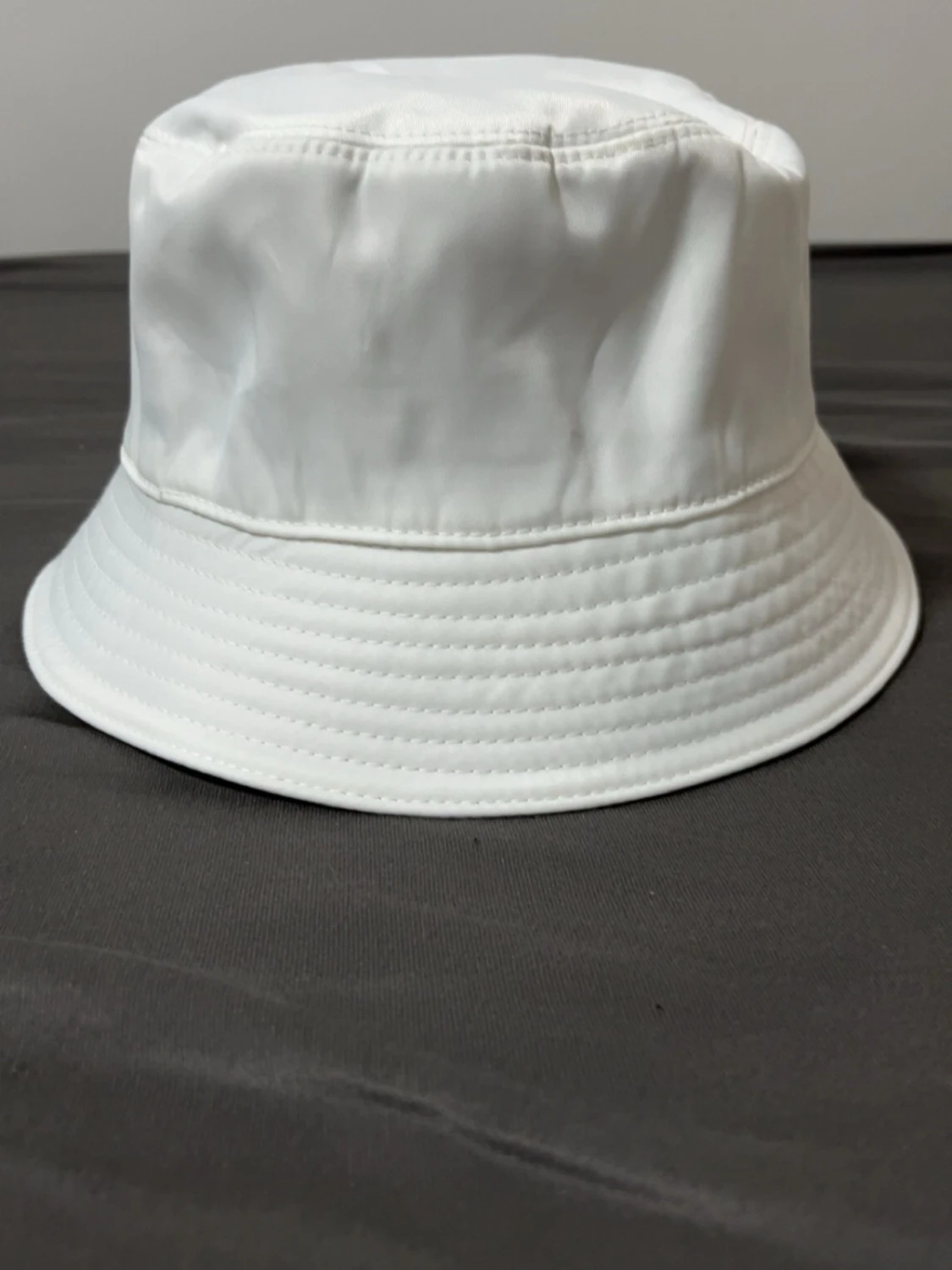 Vit bucket hat från Prada - 2