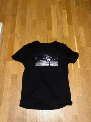 Limitato T-shirt - Snygg och stilren limitato t-shirt i storleken XS, den är i bra skick och inget fel med den. Säljer en till limitato T-shirt i samma storlek då du kan köpa ena för 200 eller båda för 350