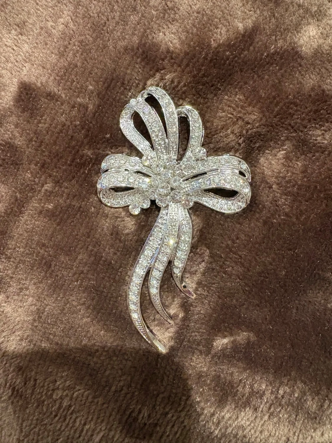 Silvrig rosettformad brosch med strass