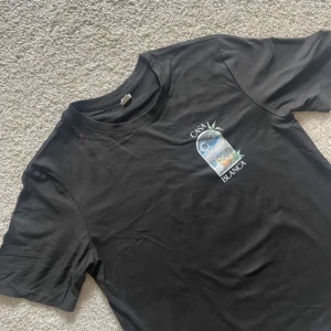 Svart Casa Blanca t-shirt med tryck - Hej, säljer en svart t-shirt från Casa Blanca med texten 'Casa Blanca' både fram och bak. Materialet känns mjukt och lätt, perfekt för chill dagar. Pris går att diskutera!