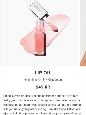 CAIA Lip Oil Juicy C084 - Säljer en CAIA Lip Oil i färgen Juicy C084. Läppoljan har en geléliknande konsistens och ger en lätt rosa ton med snygg glans. Kommer i en stilren, genomskinlig flaska med silverfärgat lock och stor applikator. Förpackningen är ljusrosa med CAIA-logga.