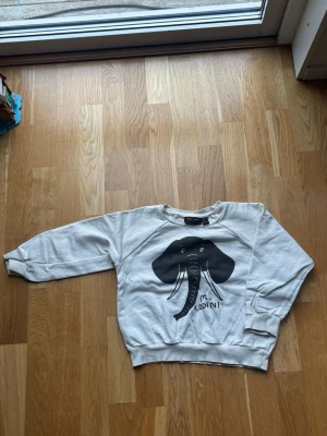 Mini Rodins tjocktröja - Söt mini Rodins tjocktröja för pojkar i storlek 116/122💙