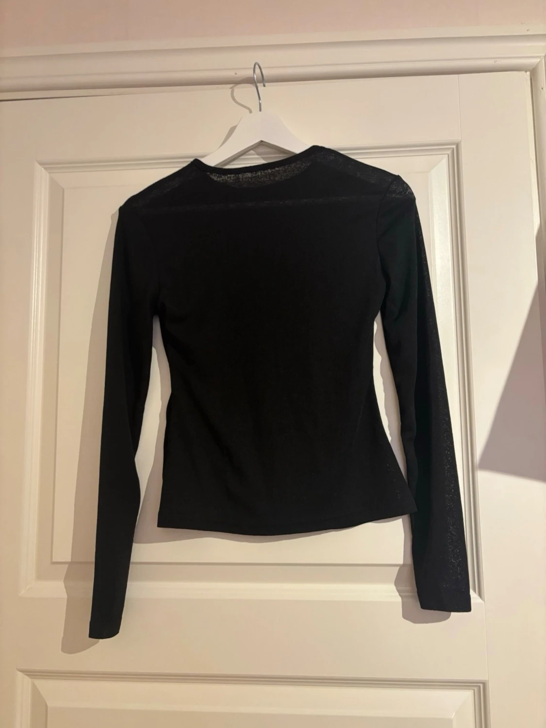 Svart långärmad topp i tunnt material  - 1