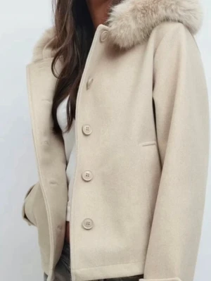 Jacka med fuskpäls  - Saljer den i storlek 170, passar dig som har M och även för nägon med mindre storlek om man vill att den ska sitta lite oversized.