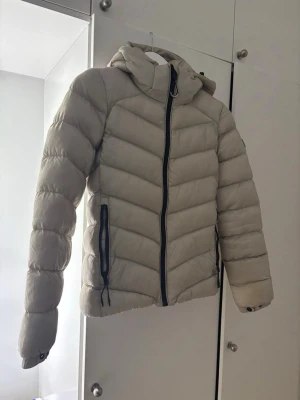 Beige pufferjacka  - Beige pufferjacka från Superdry. Den är jättefin på men jag använder den sällan längre tyvärr❤️skriv för bilder på