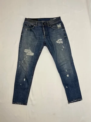 DONDUP JEANS - MIUS - Hej! Säljer ett par riktigt snygga Dondup jeans i en ljusblå färg. Storlek 30. Modellen är MIUS, en väldigt populär passform som sitter riktigt bra och är väldigt stilrent. Jeansen är i bra skick.  Hör gärna av er om ni har frågor! 