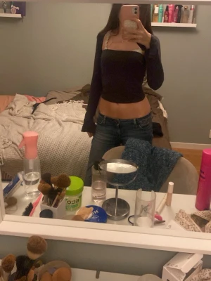 Svart croppad långärmad bolerotopp - Säljer en en topp som är aldrig använt. Den är helt ny. Säljer denna pga att den inte kommer så jättemycket till användning 💕 skriv om ni har mer frågor 💕🤗