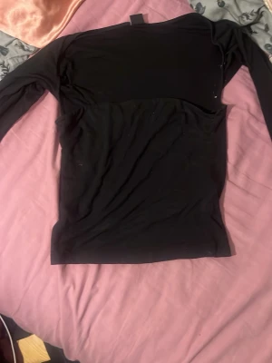Svart långärmad topp Gina Tricot S - OBS! Lite trasig, se sissta bilden!Svart långärmad topp från Gina Tricot i storlek S. Tunn och mjuk, med rund hals och figurnära passform. Perfekt att styla med jeans eller kjol. Materialet känns som bomull eller polyester och toppen är helt enfärgad utan mönster.