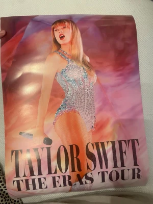 Taylor Swift poster  - Fin Taylor Swift poster med the eras tour tema. Helt ny och oanvänd, fint skick.