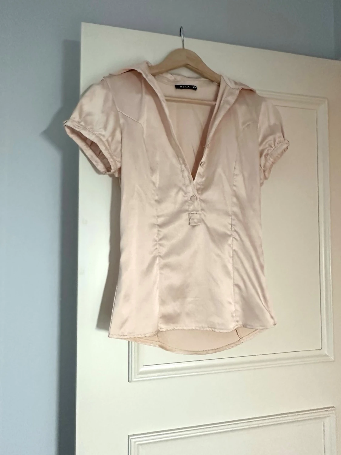 Ljusrosa blus i satin  - 1