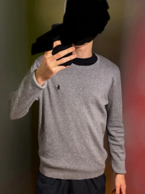 Grå tröja från Polo Ralph Lauren - Säljer en stilren grå tröja från Polo Ralph Lauren i mjuk pima bomull. Skicket är mycket bra och jag svarar gärna på era frågor 😀 