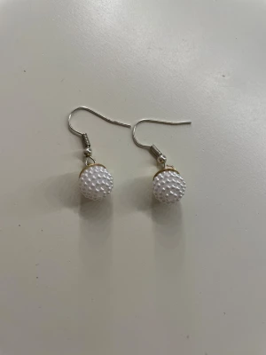 Örhängen vit kula - Örhängen vit kula, du får med ploppar💕