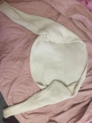 Vit croppad stickad kofta - Säljer en vit croppad stickad kofta💕