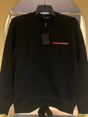 Prada crewneck, storlek L.  - Helt ny crewneck med Prada logo på bröstet. Helskön tröja i storlek L. 