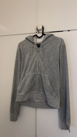 Grått juicy set - Tröjan är i storlek M och byxorna S, inga defekter förutom att metal grejerna på byxan har åkt av men har kvar dom och går att sätta på igen. 