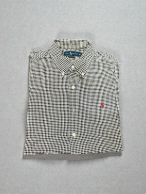 Rutig skjorta från Ralph Lauren XL - Snygg rutig skjorta från Ralph Lauren i custom fit. Skjortan är blå och vit med klassisk krage, knappar framtill och röd broderad logga på bröstet. Perfekt för dig som gillar stilrena och tidlösa plagg. Materialet är mjuk bomull.