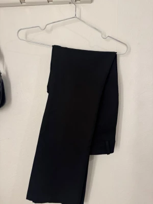 Kostymbyxor Bik Bok - Trendiga svarta kostymbyxor från Bik Bok i storlek 36. Byxorna har en rak passform men dem är uppsydda. Passar er som är 158-160 cm