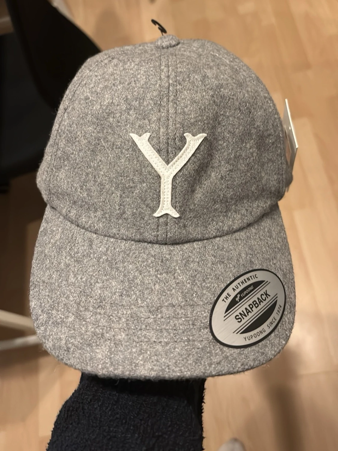 Grå ullkeps från Yôke