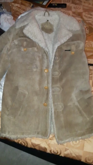 Beige pälsjacka från Petroff, strl 46 - Säljer en beige läder pälsjacka från Petroff i äkta skinn med fluffigt vitt foder. Jackan har stora fickor, bred krage och snygga knappar framtill. Perfekt för dig som vill ha en varm och cool look under vintern. Fråga om du vill ha fler bilder eller info! Storlek 46 men snygg som overzize om man är mindre med