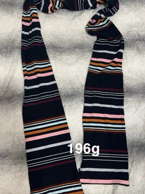 Randig halduk  - Säljer en lång och cool halsduk med randigt mönster. Perfekt att slänga över en t-shirt för en chill look.🌸Fint använt skick.